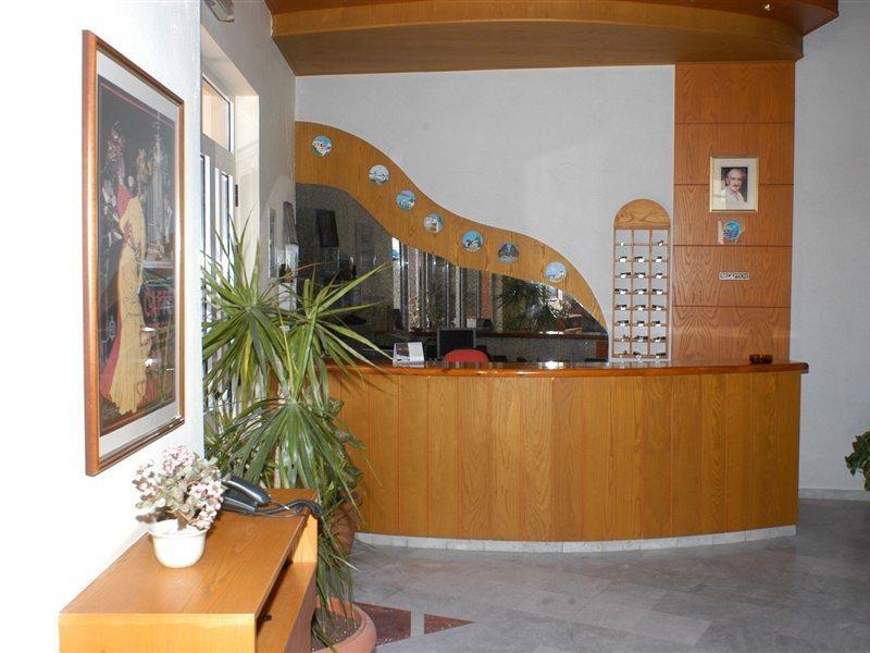 Daisy Hotel Apartments 레팀노 외부 사진